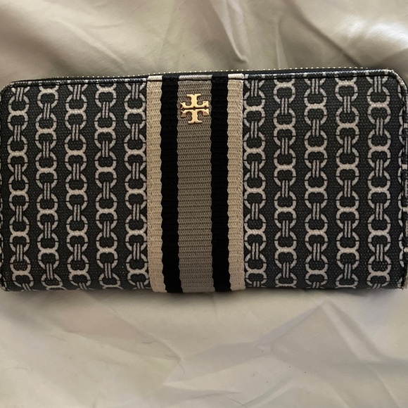 Tory Burch Handbags - Tory Burch Gemini Link Zip Around Wallet